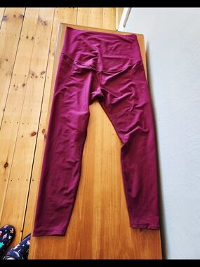 Old Navy Active Large Maternity Leggings in Wine